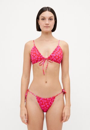 Bikini rosa con motivo floreale, presenta un reggiseno a triangolo con lacci regolabili e uno slip a vita bassa abbinato con lacci laterali. Tessuto dalla consistenza liscia.
