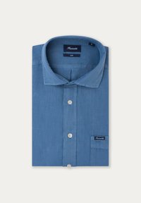 Chemise bleue à manches longues boutonnée, soigneusement pliée, avec un col classique et des étiquettes de marque visibles sur le col et la poche.