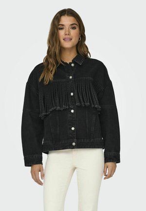 Chaqueta de mezclilla negra con un diseño con flecos en el pecho, botones plateados y un cuello con solapa. Tejido texturizado con un corte relajado.