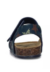 Sandalo blu navy con una fascia decorata da forme arancioni e verdi, suola in sughero e cinturino alla caviglia regolabile per una vestibilità sicura.