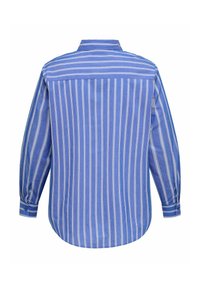 Camisa de manga larga a rayas azul con puños abotonados y cuello clásico. Las rayas verticales alternan entre tonos de azul claro y oscuro.