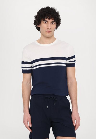 Pull en maille bleu marine à manches courtes avec des rayures blanches horizontales sur la poitrine et les manches. Encolure ronde simple et texture douce.