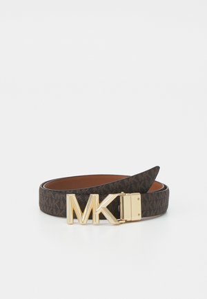 Bruine leren riem met geperst logo-patroon en gouden gesp met de initialen MK op een witte achtergrond.