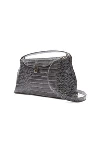 Pilkšva odinė rankinė su krokodilo raštu, stačiakampio formos, plokščiu užsegimu su sidabrine sagtimi, reguliuojama petneša, lygi tekstūra.
