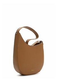 Ruskea keinonahkainen olkalaukku, jossa on kaareva siluetti, yksinkertainen olkahihna ja hillitty kullanvärinen logokoriste edessä. Sileä pinta, minimalistinen muotoilu.