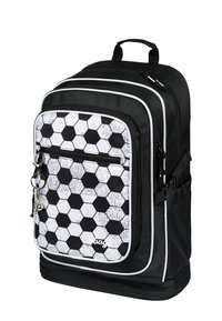 Uno zaino nero presenta un motivo di pallone da calcio a forma di favo in bianco sulla tasca frontale, con numerosi scomparti con zip e una maniglia superiore.