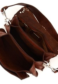 Borsa a tracolla in pelle marrone con patta in camoscio testurizzato, scomparti multipli, ferramenta argentata e dettagli decorativi con borchie sulla parte superiore.