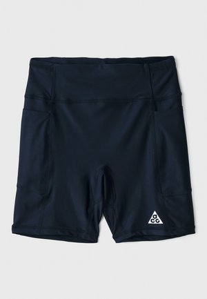 Temno modri atletski šortki iz elastičnega blaga, z visokim pasom, stranskimi žepi in belim logotipom v spodnjem desnem kotu.