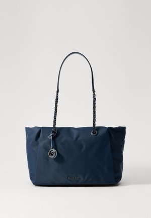 Sac cabas bleu marine Michael Kors avec des anses-épaules en chaîne et un pendentif rond en métal avec le logo suspendu à une des anses.