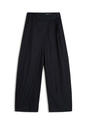 Pantalon noir à jambes larges avec fines rayures discrètes, détail de chevauchement à l'avant, poches latérales et fermeture de ceinture dissimulée.