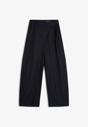 Fekete, széles szárú nadrág finom csíkozással, elülső átfedő résszel, oldalzsebekkel és rejtett derékpántzárral.