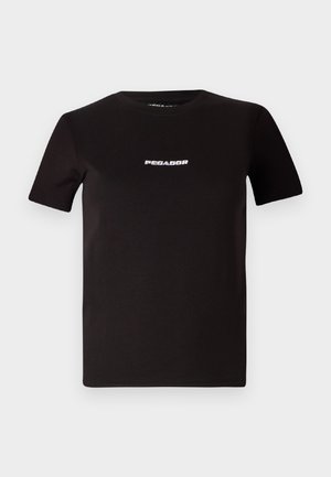 Čierne bavlnené tričko s okrúhlym výstrihom a krátkymi rukávmi, na prednej strane je biele písmo s nápisom "PEGADOR". Hladká textura.