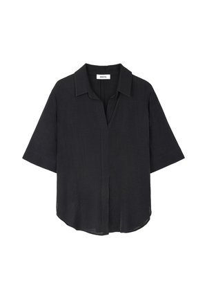Blouse noire à manches courtes en tissu léger. Dotée d'un col classique et d'une coupe décontractée avec un ourlet arrondi. Design minimaliste.