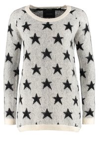 Pull en maille gris clair avec motif d'étoiles noires, col rond, manches longues et bords-côtes aux poignets et à l'ourlet.