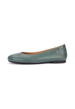 Zapato plano de ballet de cuero verde con punta redondeada, suela negra baja y pequeño emblema metálico de la marca cerca del talón sobre fondo blanco.