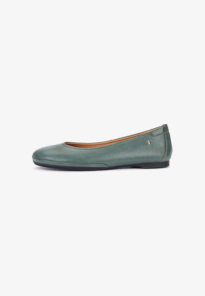 Zapato plano de ballet de cuero verde con punta redondeada, suela negra baja y pequeño emblema metálico de la marca cerca del talón sobre fondo blanco.