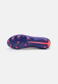 Suela de botines de fútbol morados con tacos de tracción en rosa y naranja. Presenta una superficie texturizada y un diseño aerodinámico para un mejor rendimiento.