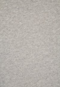 Texture de tissu gris clair, lisse et légèrement chiné, avec une finition uniforme. Aucune motif ou dessin visible.