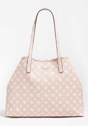 Jasnoróżowa torba typu tote marki Guess z białym wzorem monogramu, dwoma paskami na ramię i złotym logo Guess na środku przedniej strony.