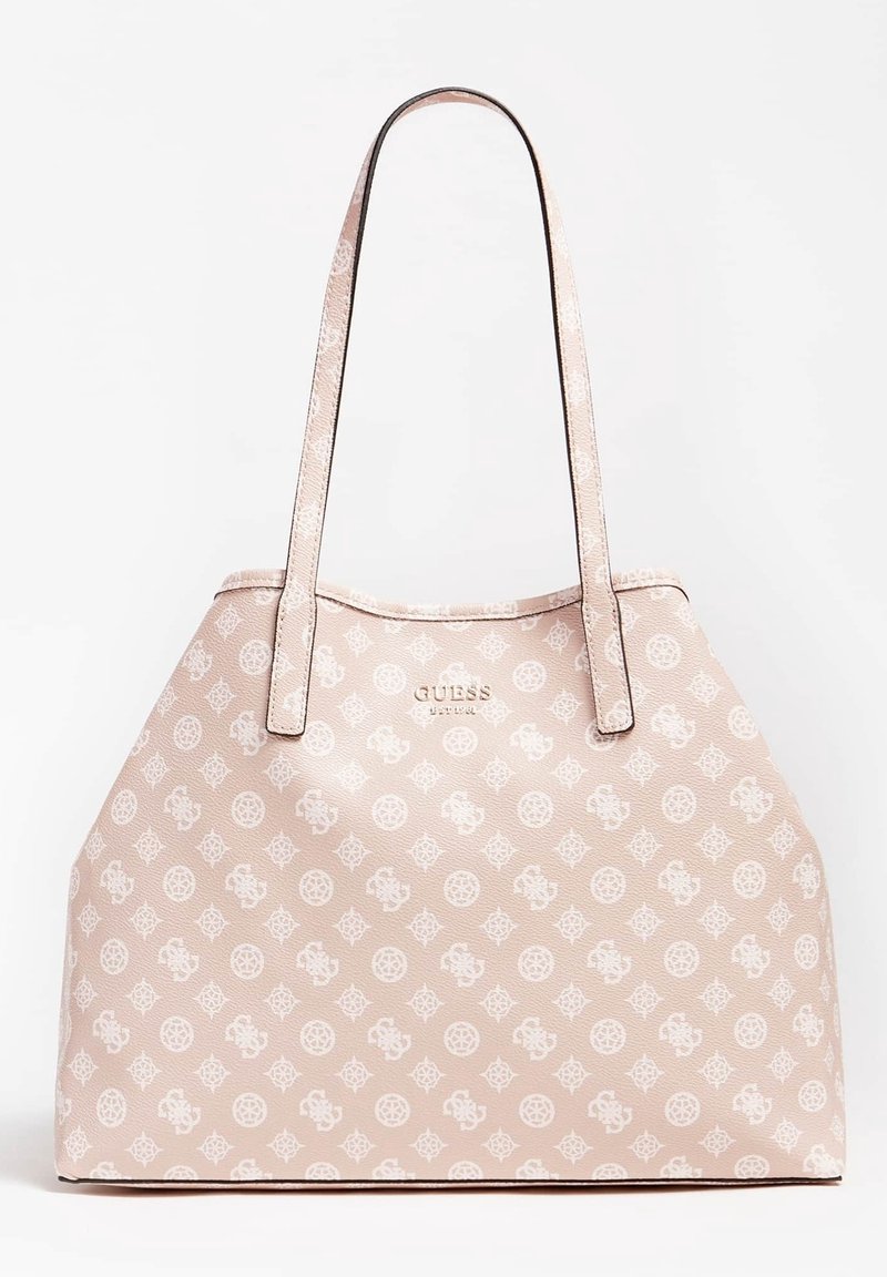 Sac fourre-tout Guess rose clair avec motif monogramme blanc, deux bretelles d'épaule et logo Guess doré au centre avant.