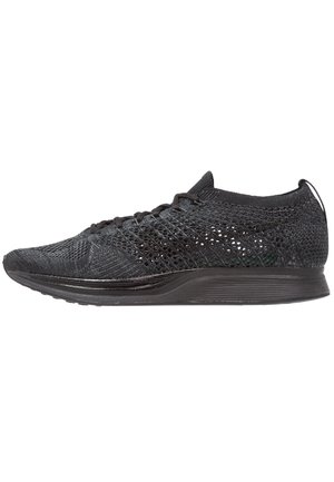 Schwarzer niedriger Sportschuh mit gestricktem Mesh-Obermaterial, Schnürsenkeln und gepolsterter Sohle, seitlich rechts gerichtet gezeigt.