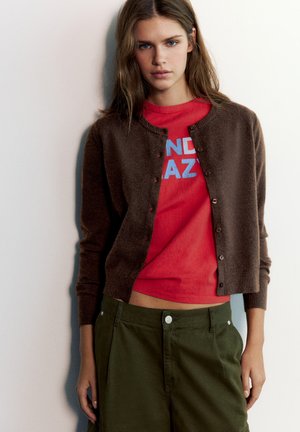 PULL&BEAR, REGULAR FIT - CARDIGAN - Gilet - brown