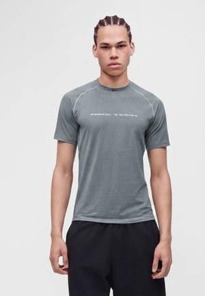 Nike Sportswear, M NK DF TECH PRO SS - Тениска с щампа - cool grey/wolf grey/black