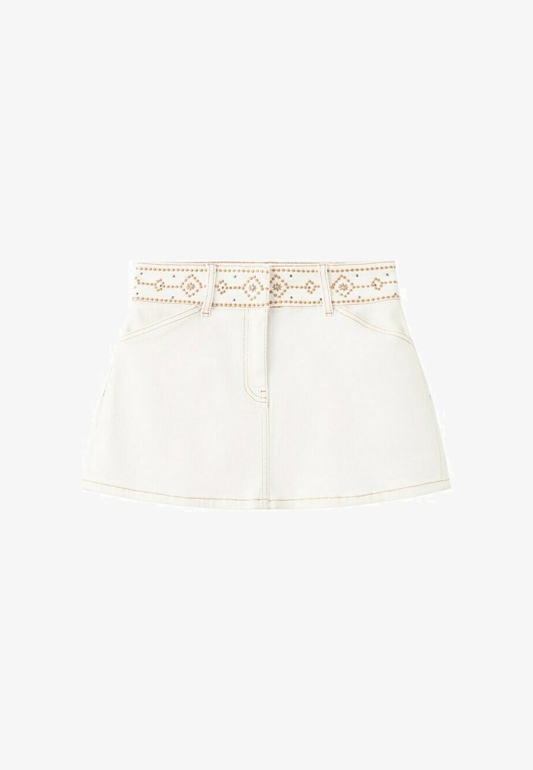 Mini-jupe en denim blanc avec poches avant et ceinture cloutée présentant un motif symétrique en losange et en lignes.