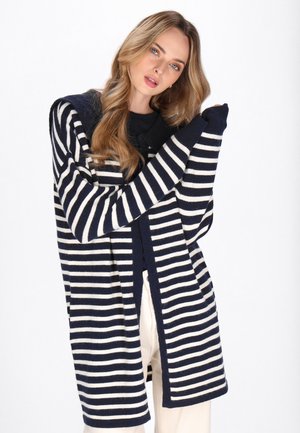 Cardigan a righe blu navy e bianche con cappuccio, realizzato in tessuto lavorato a maglia. Presenta una vestibilità comoda e un design aperto.