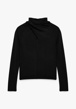 Zwarte langarmtop met een hoge, geplooide halslijn en een licht asymmetrische voornaad, plat gelegd op een witte achtergrond.