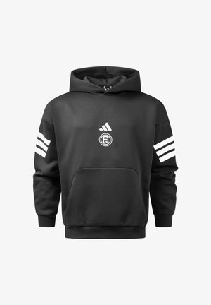 Czarna bluza z kapturem z kieszenią z przodu, białym logo Adidas oraz okrągłym emblematem na klatce piersiowej i trzema białymi paskami na każdym rękawie.