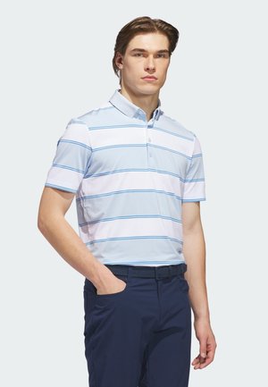 Hellblaues Polohemd mit weißen und dunklerblauen Streifen, kurze Ärmel, Kragen-Design, aus glattem Stoff gefertigt. Getragen mit marineblauen Hosen.