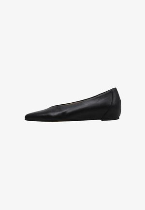 Bailarina de piel negra, punta afilada, talón bajo, textura suave, hardware mínimo, diseño simplificado, adecuada para uso casual o formal.