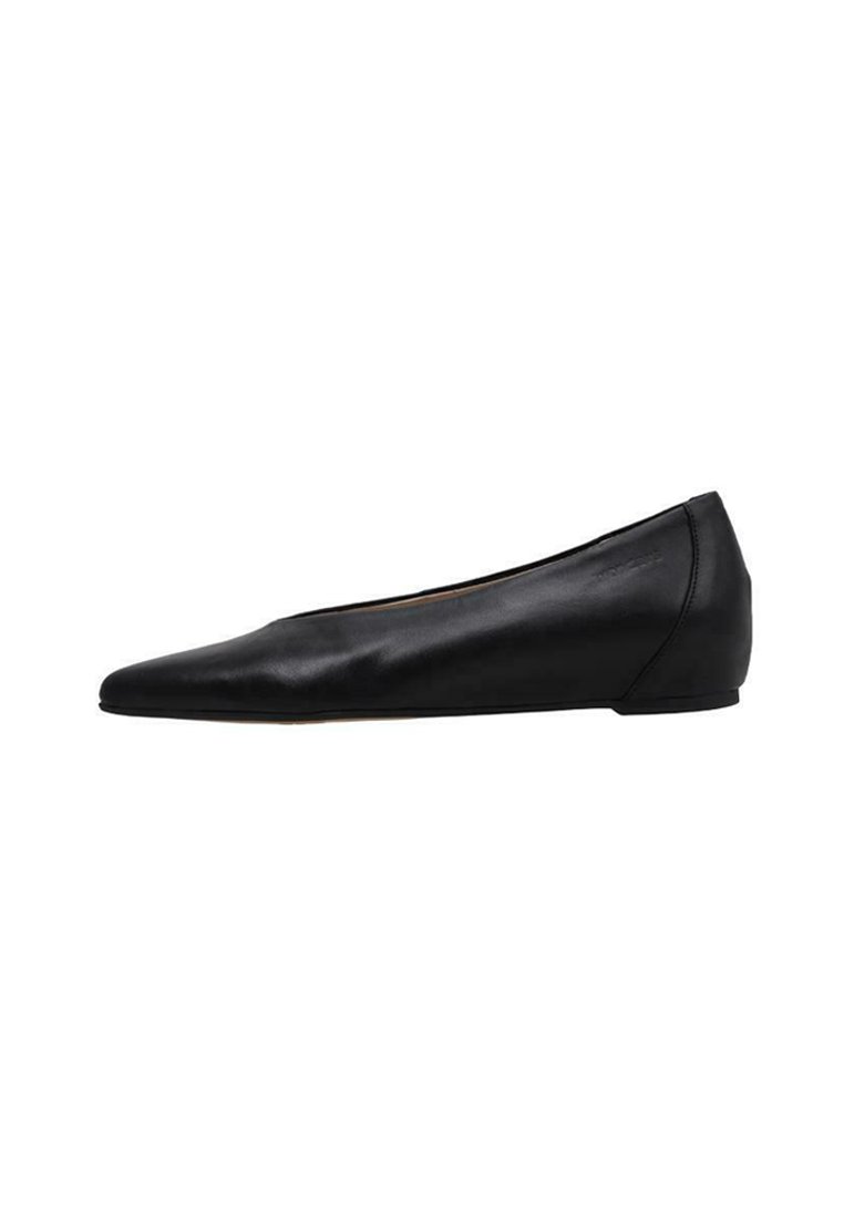 Bailarina de piel negra, punta afilada, talón bajo, textura suave, hardware mínimo, diseño simplificado, adecuada para uso casual o formal.