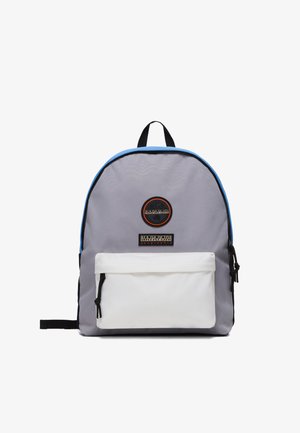 Pilka kuprinė su mėlynais akcentais, juodais elementais ir baltu priekiniu kišeniu. Turi apvalų logotipą ir reguliuojamas petnešas. Pagaminta iš patvarios audinio medžiagos.