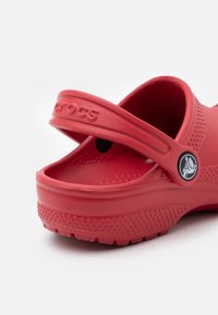 Crocs CLASSIC CLOG KA - Badslippers - pepper