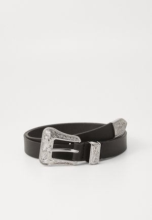 Schwarzer Leder-Gürtel mit einer dekorativen silbernen Schnalle, die mit verzierenden Mustern versehen ist. Die Schnalle hat ein filigranes Design auf beiden Seiten.