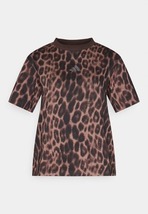 Korte mouw T-shirt met luipaardprint in tinten bruin en zwart, met een ronde hals en een klein logo op de borst. Zachte stoftextuur.