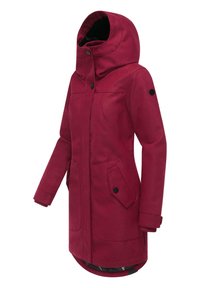 Bordowy płaszcz z kapturem o gładkiej fakturze, z zapięciem na guzik, dwoma dużymi przednimi kieszeniami i prążkowanymi mankietami dla dodatkowego ciepła.