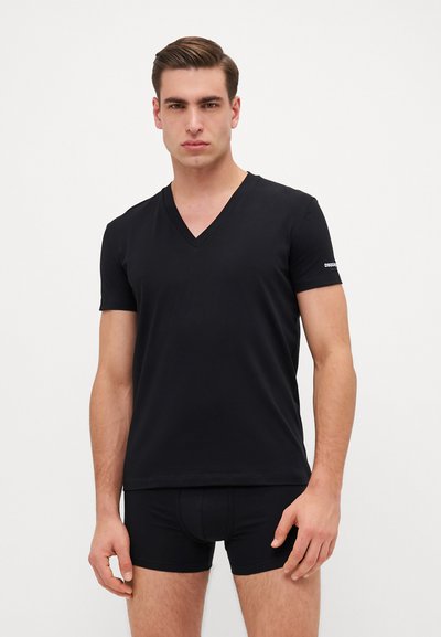 Schwarzes V-Ausschnitt-T-Shirt aus weichem Stoff, mit kurzen Ärmeln und figurbetontem Design, mit einem kleinen Logo-Akzent auf dem linken Ärmel.
