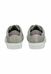 Sneakers in suede grigio con una suola in gomma bianca liscia, caratterizzati da un accenno di tacco grigio solido e una parte superiore testurizzata. La vista posteriore mette in risalto linee pulite.