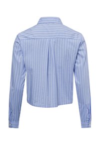 Camicia abbreviata azzurro chiaro con strisce bianche verticali, colletto a camicia, maniche lunghe e dettaglio della piega sul retro. Texture del tessuto morbido.