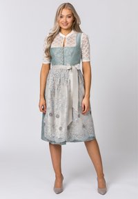 Traditionelles Kleid mit einem türkisfarbenen Oberteil, kurzen Spitzenärmeln, einem silbernen Rock mit floralem Stickmuster und einem Satinschleifenband in der Taille.