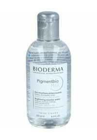 Bouteille transparente d'eau micellaire Bioderma Pigmentbio H2O. Présente un capuchon argenté, une capacité de 250 ml, et est étiquetée avec des détails sur le produit en plusieurs langues.