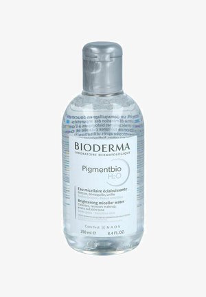 Bouteille transparente d'eau micellaire Bioderma Pigmentbio H2O. Présente un capuchon argenté, une capacité de 250 ml, et est étiquetée avec des détails sur le produit en plusieurs langues.