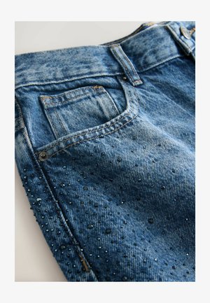 Blaue Denim-Jeans mit einem ausgewaschenen Finish und Perlenverzierungen. Verfügt über ein klassisches Fünf-Taschen-Design und einen Metalldruckknopfverschluss.