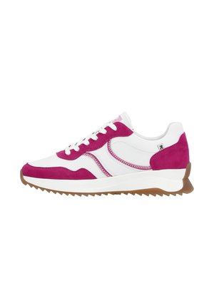 Sneaker mit einem Obermaterial aus weißem Leder und rosa Wildlederakzenten, strukturiertem Gummisohle und Schnürdesign. Auffälliges Zickzack-Stitching-Detail.