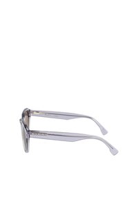 Gafas de sol translúcidas moradas con lentes grises, brazos rectos y detalles metálicos que presentan el logo de Quiksilver en el lateral.