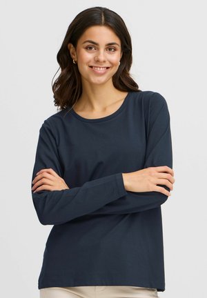 Navy long-sleeve t-shirt made of soft cotton, featuring a round neckline and a relaxed fit, with simple hemmed cuffs.