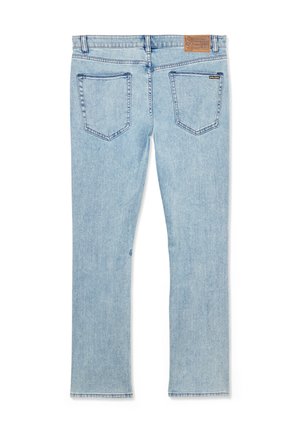 Jean en denim bleu clair vu de dos, avec deux poches arrière, passants pour ceinture et une étiquette de marque en cuir marron sur la ceinture.